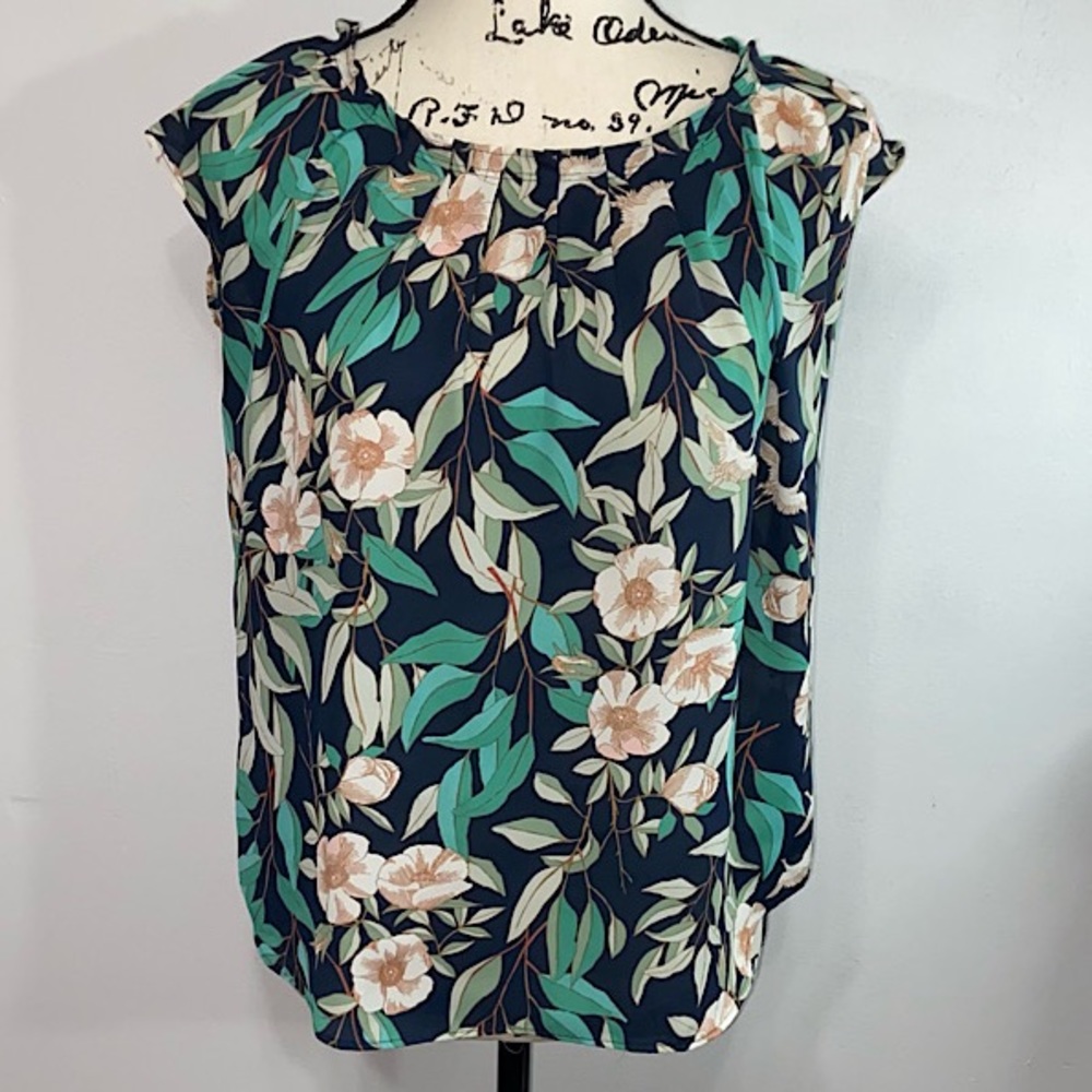 ✨ LC Lauren Conrad Floral Blouse – Feminine & Chic ✨ - Picture 2 of 8